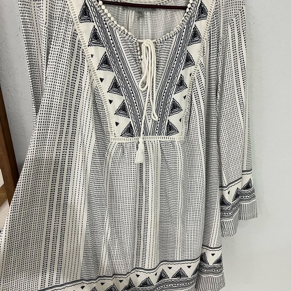 🇺🇸3 for $20 Daniel Rainn white and blue tie front tunic